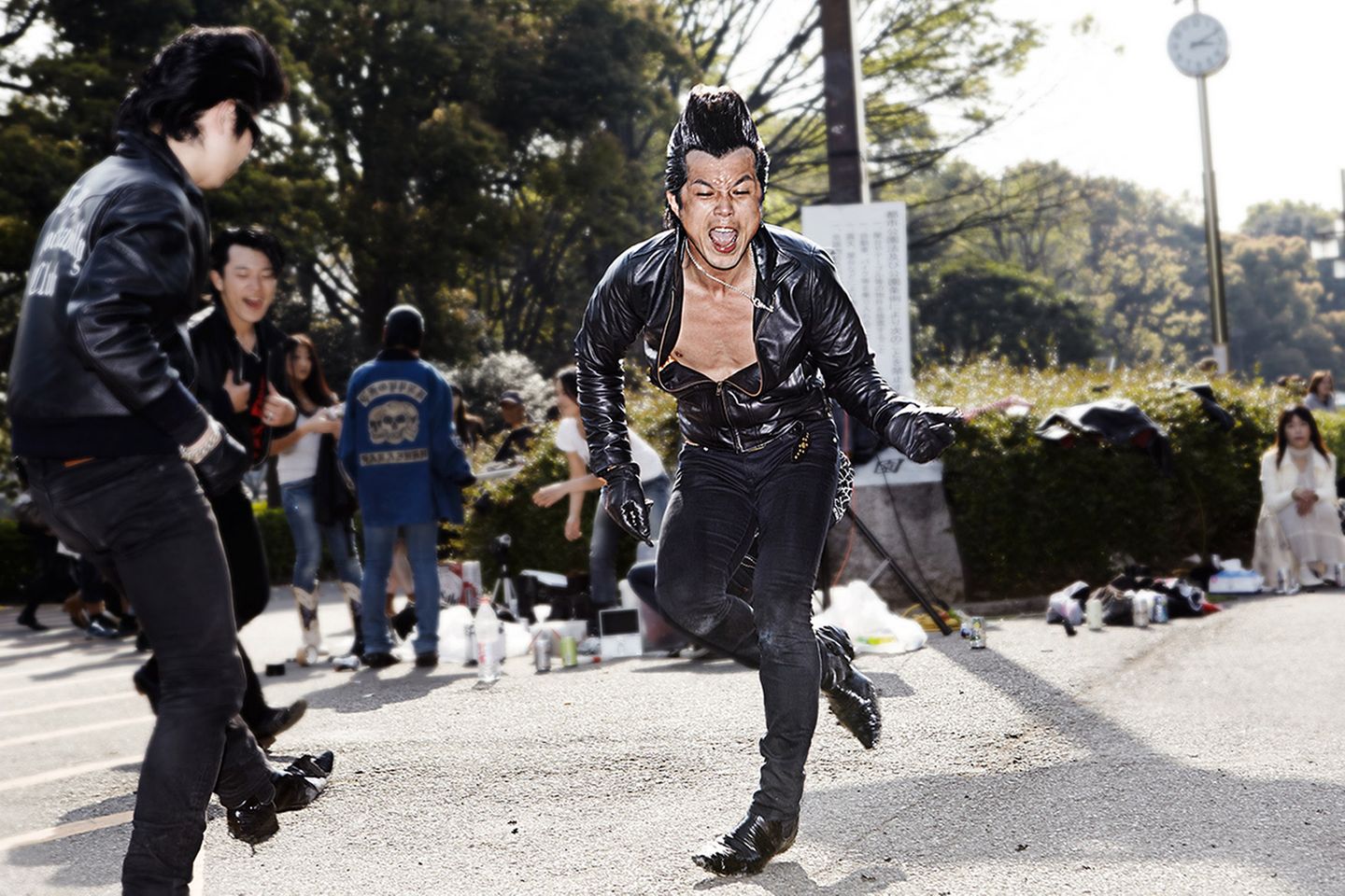 Japan ist voller faszinierender Subkulturen: Cosplayer, Gothics, Lolitas, Mangas. Der deutsche Fotograf Paul Müller-Rode reiste 2009 nach Tokio, ursprünglich um japanischen Streetstyle zu fotografieren. Doch im Yoyogi Park in der Szenemeile Harajuku entdeckte er eine viel spannendere Szene: Rockabillys. So entstand ein ganz anderes als das ursprünglich geplante Fotoprojekt. Müller-Rode nahm mit den jungen Männern Kontakt auf - und gewann nach und nach ihr Vertrauen. So entstanden faszinierende Einblicke in diese Kultur.  Mehr über das Projekt auf der Seite „Tokyo Rockabilly Club“.  Zu dem Buchprojekt gibt es auch eine eigene Facebook-Seite.