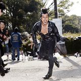 Japan ist voller faszinierender Subkulturen: Cosplayer, Gothics, Lolitas, Mangas. Der deutsche Fotograf Paul Müller-Rode reiste 2009 nach Tokio, ursprünglich um japanischen Streetstyle zu Fotografieren. Doch im Yoyogi Park in der Szenemeile Harajuku entdeckte er eine viel spannendere Szene: Rockabillys. So entstand ein ganz anderes als das ursprünglich geplante Fotoprojekt. Müller-Rode nahm mit den jungen Männern Kontakt auf - und gewann nach und nach ihr Vertrauen. So entstanden faszinierende Einblicke in diese Kultur.  Mehr über das Projekt auf der Seite "Tokyo Rockabilly Club".  Zu dem Buchprojekt gibt es auch eine eigene Facebook-Seite.
