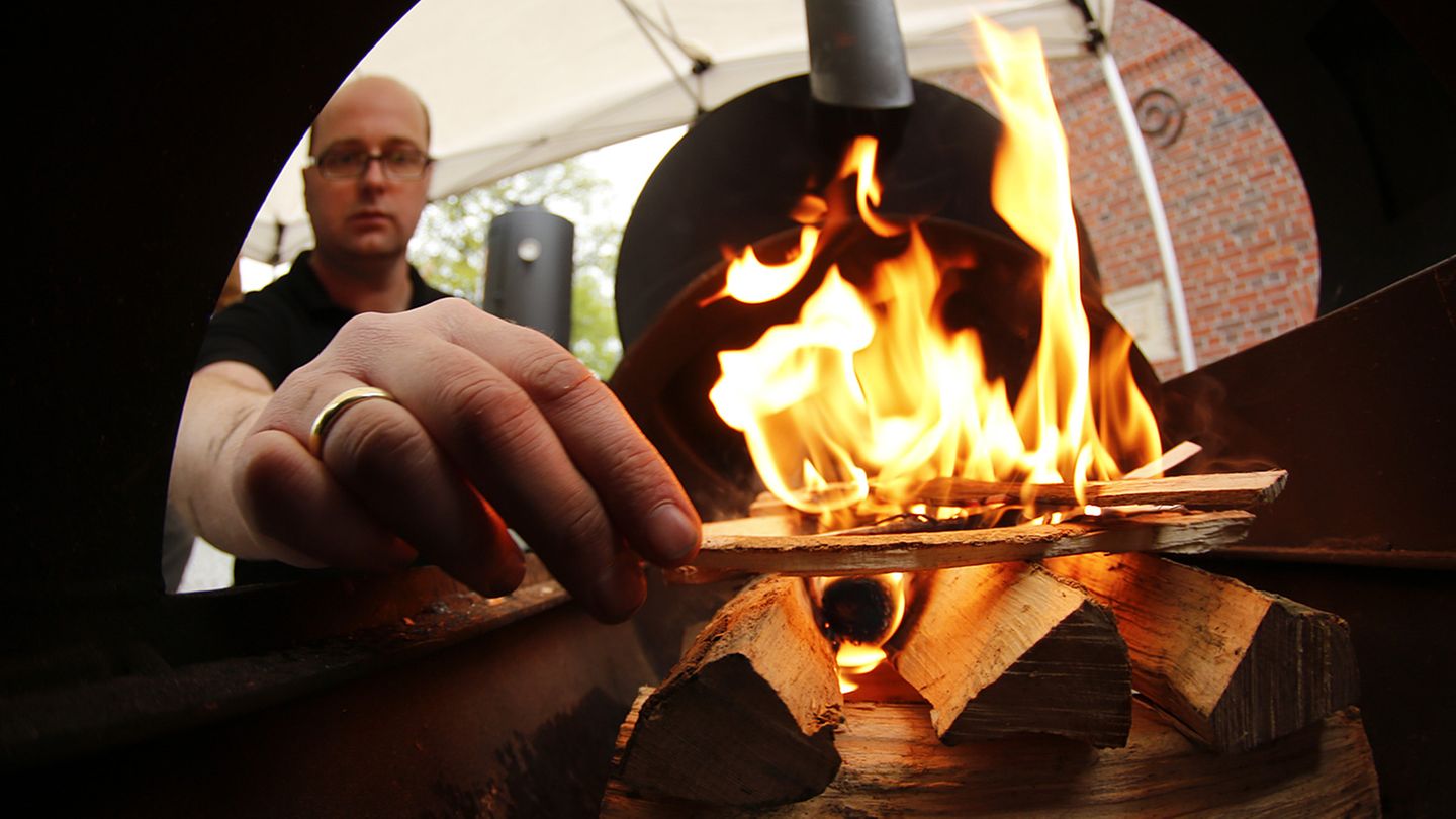Es brennt! Was das Feuer nun braucht ist Luft! Der Deckel der Firebox und die Lüftungsklappen sollten offen sein.