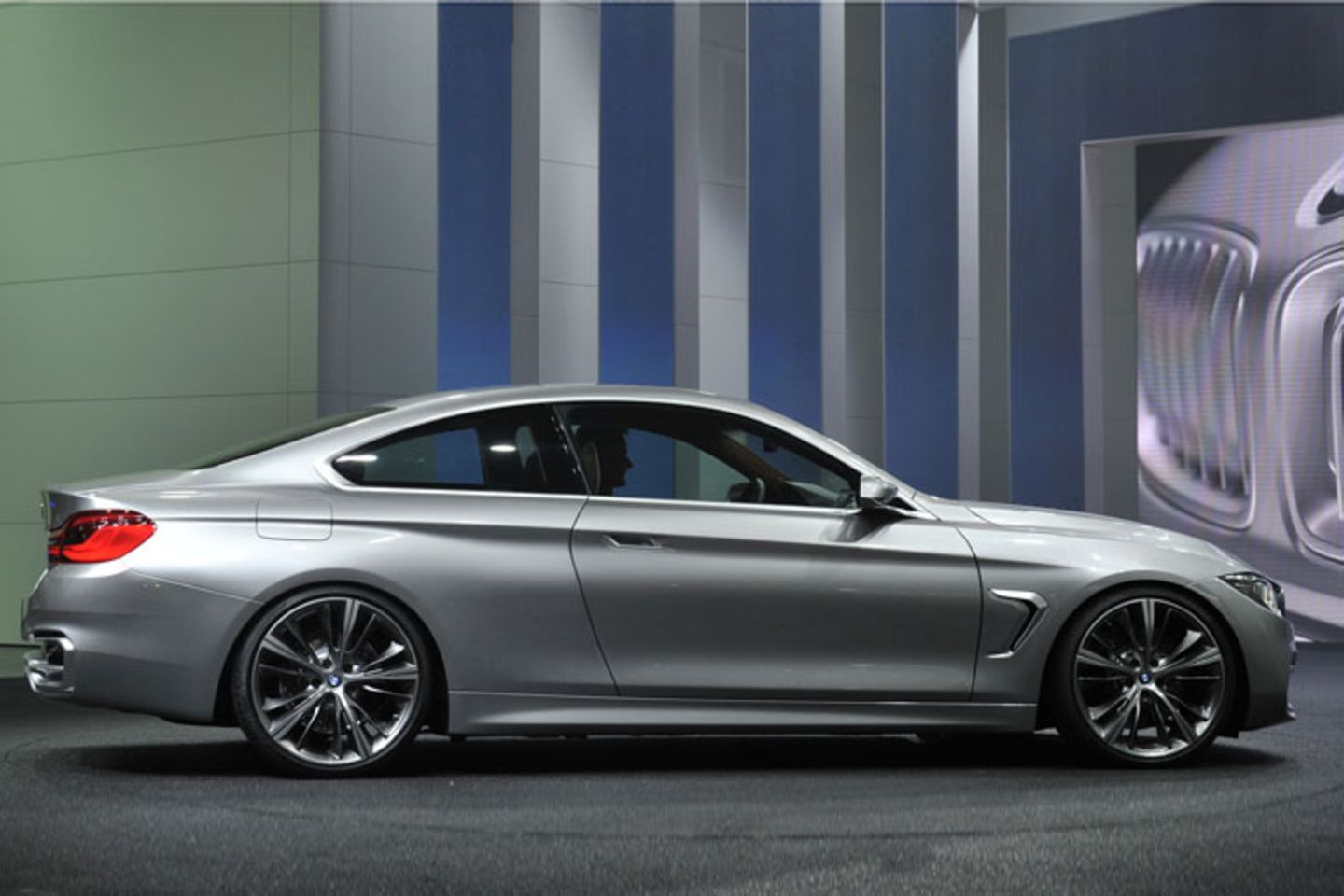 Die Coupé-Welle: Auch der neue 4er BMW schummelt ein wenig, denn die "4" ist eigentlich unverdient, es handelt sich den Nachfolger von 3er Coupé und Cabrio. Technische Basis ist der 3er. Der 4er wird im kommenden Jahr seine Premiere feiern. Einen sehr realitätsnahen Ausblick gibt hierbei die Studie des BMW 4er Concept. Front- und Heckabschluss sind leicht überzeichnet sind. Die Fahrzeugbreite wächst um 44 Millimeter auf 1,82 Meter, die Dachlinie ist mit 1,36 Metern dagegen nur leicht flacher. Das Auto wirkt durch die betont flache Front deutlich breiter als der aktuelle BMW 3er. Gegen den CLA tritt der 4er übrigens nicht an. Um als Konkurrent zu gelten, ist er schlicht zu teuer. Auch der neue 4er BMW schummelt ein wenig, denn die "4" ist eigentlich unverdient, es handelt sich den Nachfolger von 3er Coupé und Cabrio. Technische Basis ist der 3er. Der 4er wird im kommenden Jahr seine Premiere feiern. Einen sehr realitätsnahen Ausblick gibt hierbei die Studie des BMW 4er Concept. Front- und Heckabschluss sind leicht überzeichnet sind. Die Fahrzeugbreite wächst um 44 Millimeter auf 1,82 Meter, die Dachlinie ist mit 1,36 Metern dagegen nur leicht flacher. Das Auto wirkt durch die betont flache Front deutlich breiter als der aktuelle BMW 3er. Gegen den CLA tritt der 4er übrigens nicht an. Um als Konkurrent zu gelten, ist er schlicht zu teuer.