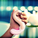 Wie heißt das?  Delight  Ist das für Frauen oder Männer?  Dieser mit dem Reddot Design Award ausgezeichntete "Schwan" ist ganz allein für Frauen.  Wozu brauche ich das?   Dieser formschöne Vibrator eignet sich vor allem zur äußerlichen Anwendung: 8 Vibrationsintensitäten und 3 verschiedene -programme sollen für Abwechslung sorgen.   Wie glücklich macht mich das auf einer Skala von 1 bis 10 (10 ist sehr sehr glücklich)?   Ein Handschmeichler zum entspannten Rumspielen zwischendurch. Er findet erogene Zonen und sagt dort Hallo. Das gibt eine ungestresste 6. Mehr passiert leider nicht.  Was behaupte ich, wenn mein Kind/mein Freund/meine Putzfrau das findet?  Diesen Schwan habe ich auf einer Auktion ersteigert. Er soll im Wert noch steigen, also bitte nicht anfassen.  Würden meine Eltern das benutzen?   Als Küchenhaken vielleicht.  Was kostet das?  99 Euro