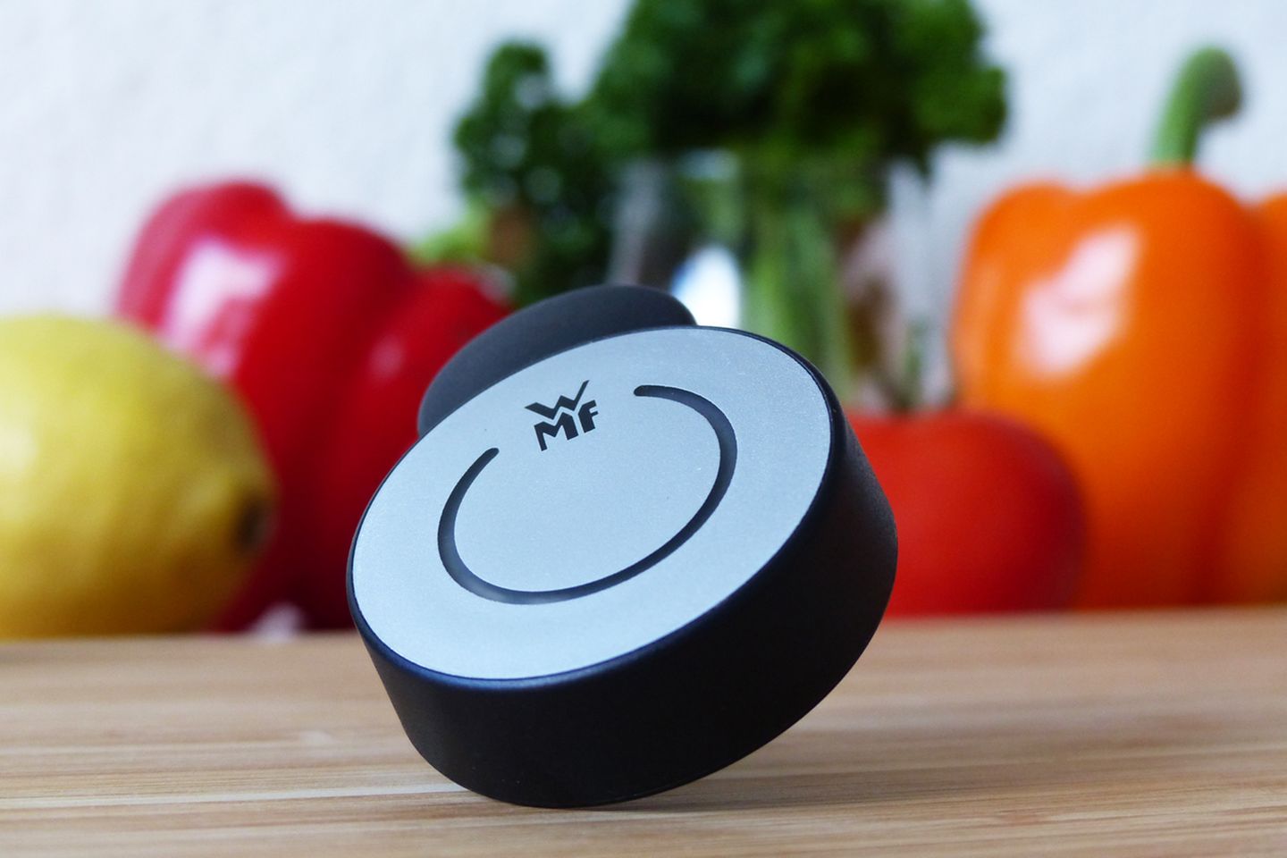 Das ist ein Temperaturmesser, der via Bluetooth mit dem Smartphone oder Tablet verbunden wird. "Dieses digitale Kochsystem gart Speisen ganz von selbst", verspricht WMF. Doch soviel sei vorab verraten: Ganz so einfach ist es leider nicht.