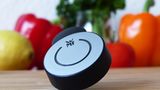 Das ist ein Temperaturmesser, der via Bluetooth mit dem Smartphone oder Tablet verbunden wird. "Dieses digitale Kochsystem gart Speisen ganz von selbst", verspricht WMF. Doch soviel sei vorab verraten: Ganz so einfach ist es leider nicht.