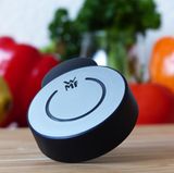 Das ist ein Temperaturmesser, der via Bluetooth mit dem Smartphone oder Tablet verbunden wird. "Dieses digitale Kochsystem gart Speisen ganz von selbst", verspricht WMF. Doch soviel sei vorab verraten: Ganz so einfach ist es leider nicht.
