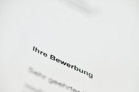 Bewerbungen via Mail und Web-Formular sind zwar mächtig auf dem Vormarsch, doch es gibt sie noch: die klassische Bewerbungsmappe auf Papier