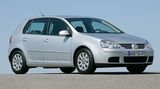 Der Golf V (2003 bis 2008) geht den eingeschlagenen Weg weiter. Er wirkt wertiger und wohnlicher und trägt die Design-Aussage des Golf III weiter