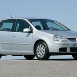 Der Golf V (2003 bis 2008) geht den eingeschlagenen Weg weiter. Er wirkt wertiger und wohnlicher und trägt die Design-Aussage des Golf III weiter