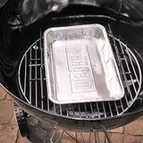 … und nimmt eine Aluschale auf. Die Aulschale fängt das abtropfende Fett auf. Sie kann jedoch auch mit etwas Wasser und Kräutern befüllt werden. Unter der Hitze verdampft die gewürzte Flüssigkeit und sorgt für zusätzliche Feuchtigkeit im Grillgut.