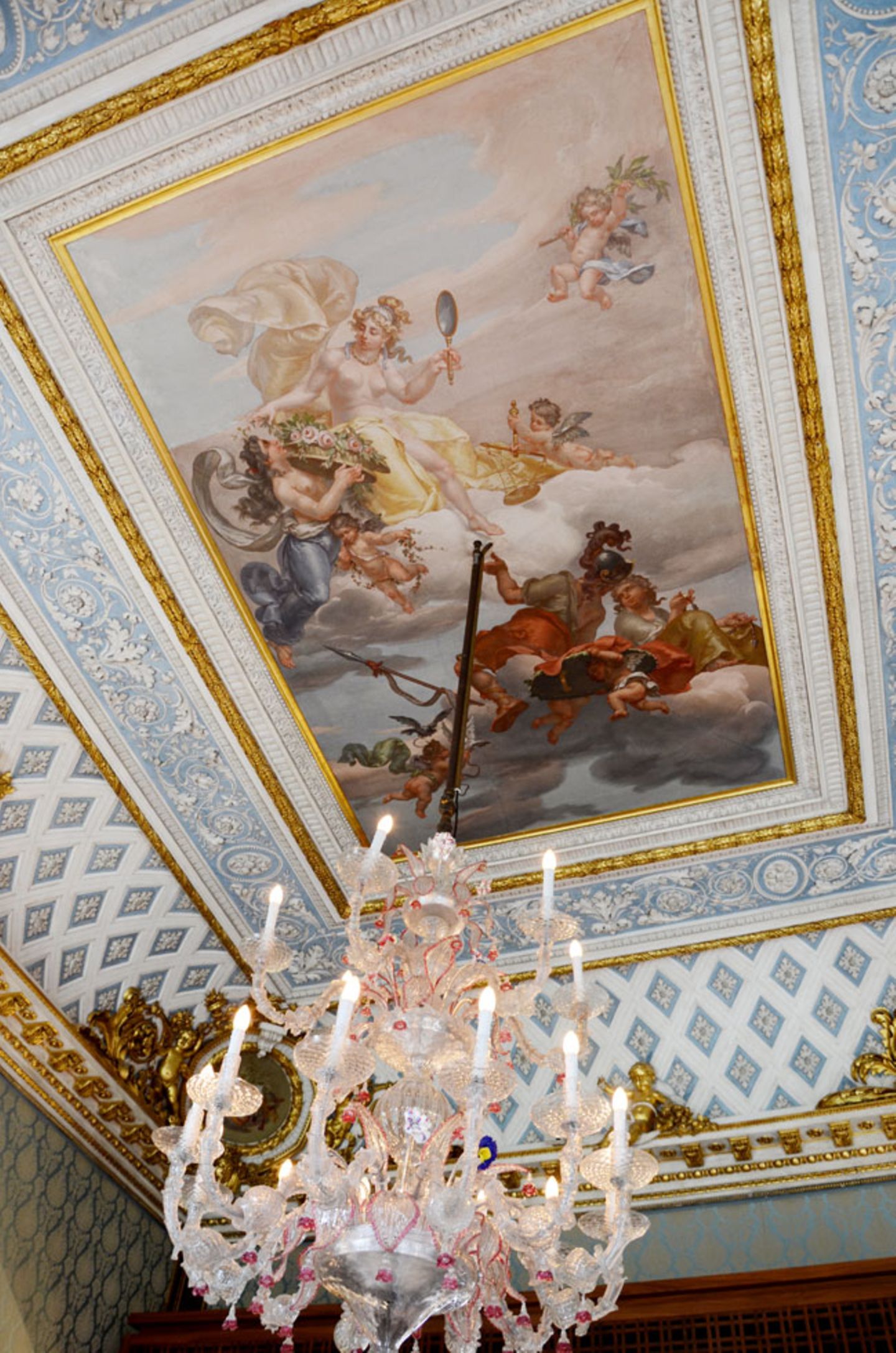 Die Fresken unter den hohen Decken stammen in den Räumen zum Teil von Giovanni Battista Tiepolo, einem venezianischen Künstler aus dem 18. Jahrhundert.