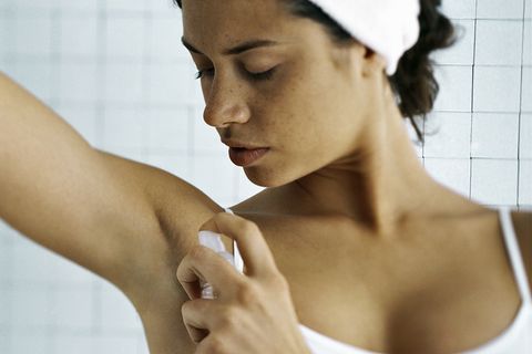 Die Deutschen greifen bei Deos lieber zum Spray als zum Roller. In vielen Sprays sind aber die umstrittenen Aluminiumsalze enthalten.