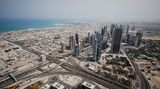 Perspektive wie beim Hubschrauber-Rundflug: Nach Norden hin stehen entlang der Hauptverkehrsader, der Sheikh Zayed Road, die Hochhäuser Spalier