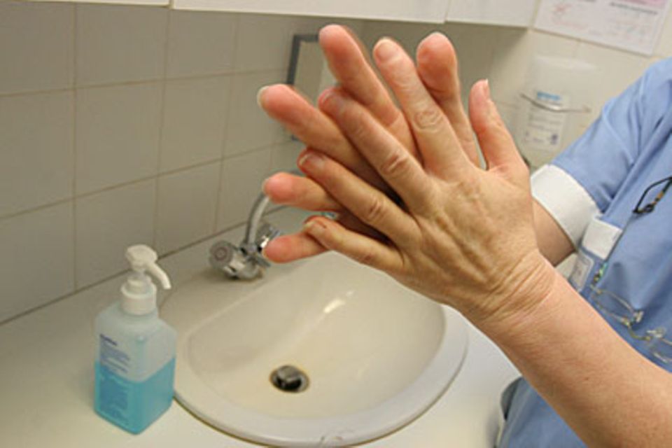 Sepsis: Mangelnde Hygiene als Auslöser: Jede siebte Erkrankung könnte durch regelmäßige Händedesinfektion verhindert werden Mangelnde Hygiene als Auslöser: Jede siebte Erkrankung könnte durch regelmäßige Händedesinfektion verhindert werden
