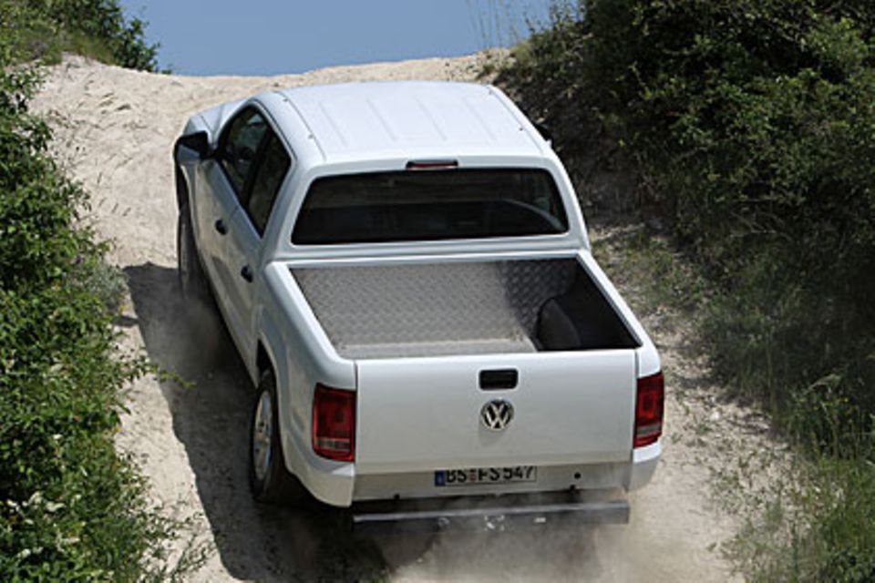 Pick-up: In der Heavy-Duty-Version, mit zuschaltbaren Allradantrieb und Untersetzung fürchtet der VW keine Steigung In der Heavy-Duty-Version, mit zuschaltbaren Allradantrieb und Untersetzung fürchtet der VW keine Steigung