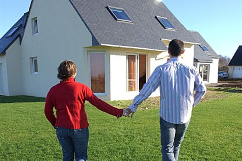 Damit das eigene Häuschen Freude macht, sollte die Eigenheimfinanzierung solide abgesichert sein