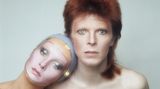 Auch in den 70er Jahren blieb Twiggy noch angesagt. 1973 posierte sie mit David Bowie für das Cover seines Albums "Pin Ups".