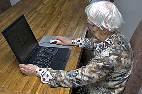 Seniorinnen sind immer noch eher selten online