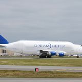 Ähnlich wie bei der Beluga von Airbus können so ganze Rumpfsegmente ohne große Zeitverzögerung zum Standort der Endmontage nach Seattle geflogen werden. Neben dem vorderen Kabinenteil aus Japan werden das Höhenleitwerk und der mittlere Rumpfteil von der Firma Alenia aus Italien eingeflogen.