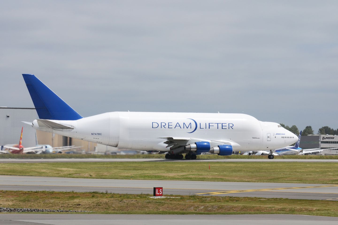 Ähnlich wie bei der Beluga von Airbus können so ganze Rumpfsegmente ohne große Zeitverzögerung zum Standort der Endmontage nach Seattle geflogen werden. Neben dem vorderen Kabinenteil aus Japan werden das Höhenleitwerk und der mittlere Rumpfteil von der Firma Alenia aus Italien eingeflogen.