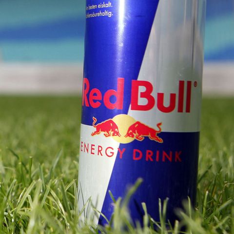 Umgerechnet 10,2 Millionen Euro muss Red Bull für sein nicht eingehaltenes Werbeversprechen als Vergleichssumme hinblättern.