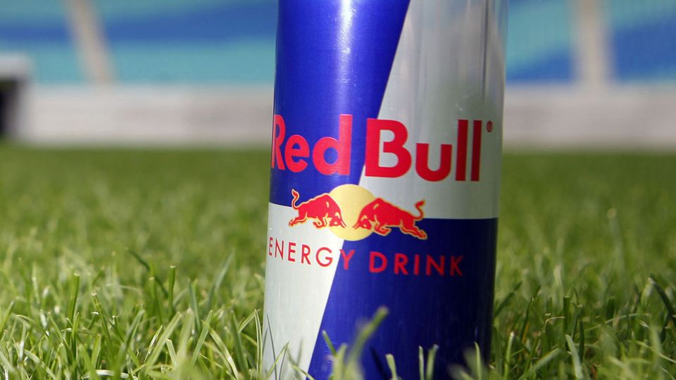 Umgerechnet 10,2 Millionen Euro muss Red Bull für sein nicht eingehaltenes Werbeversprechen als Vergleichssumme hinblättern.