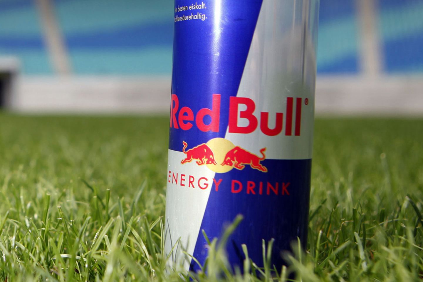 Umgerechnet 10,2 Millionen Euro muss Red Bull für sein nicht eingehaltenes Werbeversprechen als Vergleichssumme hinblättern.