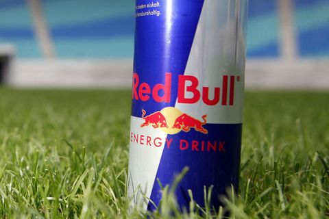Umgerechnet 10,2 Millionen Euro muss Red Bull für sein nicht eingehaltenes Werbeversprechen als Vergleichssumme hinblättern.