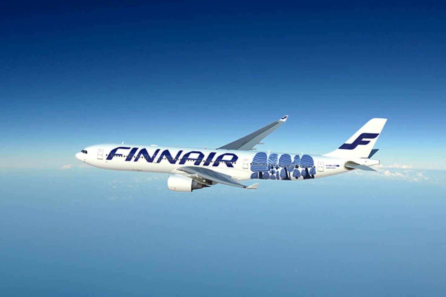 Follow Me: Ein anderer Finnair-Flieger im Marimekko-Design, der allerdings für Ärger sorgte: Im Sommer 2012 erhielt ein Airbus A330 einen blauen Wald auf dem hinteren Teil des Rumpfes. Doch das Muster "Metsänväki" - auf deutsch "Waldbewohner" - entpuppte sich nach kurzer Zeit als eine plumpe Fälschung. Schon Jahre zuvor hatte eine Ukrainerin das Muster entworfen, das es bereits seit 2007 als bedruckten Stoff zu kaufen gab. Finnair mussten zurückrudern und die blauen Bäume auf ihrem Airbus wieder weiß überspritzen Ein anderer Finnair-Flieger im Marimekko-Design, der allerdings für Ärger sorgte: Im Sommer 2012 erhielt ein Airbus A330 einen blauen Wald auf dem hinteren Teil des Rumpfes. Doch das Muster "Metsänväki" - auf deutsch "Waldbewohner" - entpuppte sich nach kurzer Zeit als eine plumpe Fälschung. Schon Jahre zuvor hatte eine Ukrainerin das Muster entworfen, das es bereits seit 2007 als bedruckten Stoff zu kaufen gab. Finnair mussten zurückrudern und die blauen Bäume auf ihrem Airbus wieder weiß überspritzen