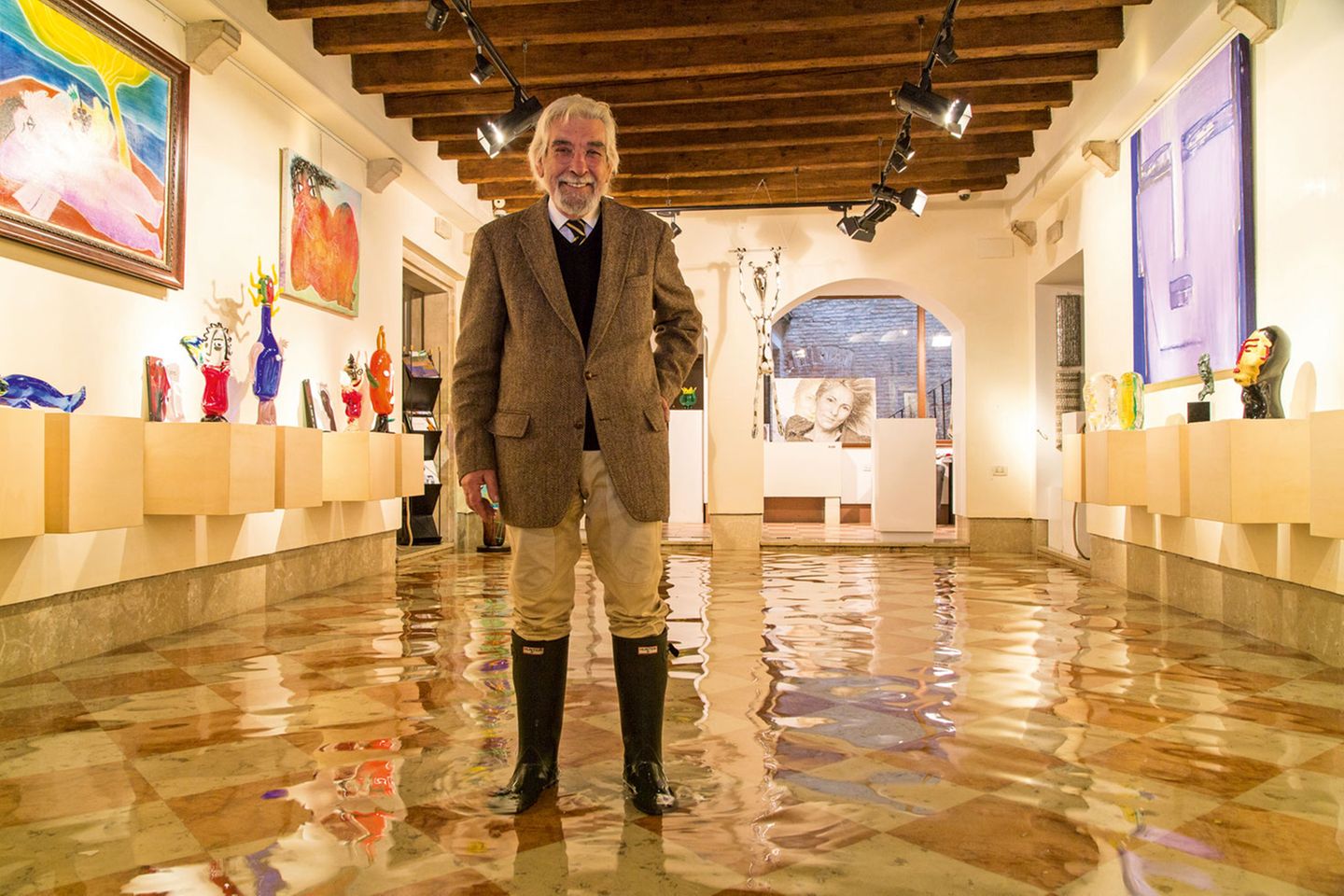 Bildband über die Lagunenstadt: Paolo Juris, Kunsthändler: "Ich stehe hier während des acqua alta im Dezember 2013 in der Galerie von Adriano Berengo in San Marco. Damals lag der Scheitelpunkt der Flut bei 1,25 Metern über dem Meeresspiegel. Das schlimmste Hochwasser erlebte ich 1966, als das Wasser 1,94 Meter über NN stand. Letztes Jahr war also vergleichbar harmlos. Die Gummistiefel musste ich auch nur ein paar Stunden tragen. Dann ist alles vorbei, man muss nur noch die Fußböden wischen und von Resten des Dreckwassers befreien." Paolo Juris, Kunsthändler: "Ich stehe hier während des acqua alta im Dezember 2013 in der Galerie von Adriano Berengo in San Marco. Damals lag der Scheitelpunkt der Flut bei 1,25 Metern über dem Meeresspiegel. Das schlimmste Hochwasser erlebte ich 1966, als das Wasser 1,94 Meter über NN stand. Letztes Jahr war also vergleichbar harmlos. Die Gummistiefel musste ich auch nur ein paar Stunden tragen. Dann ist alles vorbei, man muss nur noch die Fußböden wischen und von Resten des Dreckwassers befreien."