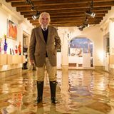 Paolo Juris, Kunsthändler: "Ich stehe hier während des acqua alta im Dezember 2013 in der Galerie von Adriano Berengo in San Marco. Damals lag der Scheitelpunkt der Flut bei 1,25 Metern über dem Meeresspiegel. Das schlimmste Hochwasser erlebte ich 1966, als das Wasser 1,94 Meter über NN stand. Letztes Jahr war also vergleichbar harmlos. Die Gummistiefel musste ich auch nur ein paar Stunden tragen. Dann ist alles vorbei, man muss nur noch die Fußböden wischen und von Resten des Dreckwassers befreien."