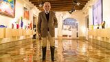 Paolo Juris, Kunsthändler: "Ich stehe hier während des acqua alta im Dezember 2013 in der Galerie von Adriano Berengo in San Marco. Damals lag der Scheitelpunkt der Flut bei 1,25 Metern über dem Meeresspiegel. Das schlimmste Hochwasser erlebte ich 1966, als das Wasser 1,94 Meter über NN stand. Letztes Jahr war also vergleichbar harmlos. Die Gummistiefel musste ich auch nur ein paar Stunden tragen. Dann ist alles vorbei, man muss nur noch die Fußböden wischen und von Resten des Dreckwassers befreien."
