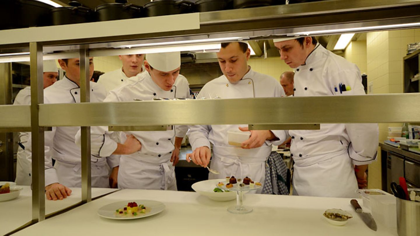 In der Küche herrscht schon Hochbetrieb. Es duftet nach süßen Petit Fours. Unter der Leitung von Pierre Gagnaire werden Gerichte ausprobiert und auf dem Teller drapiert, obwohl weder Hotel noch Restaurant eröffnet sind. Kostprobe aus der Speisekarte: "Brustfilet der Bresse-Poularde, unter der Haut mit schwarzer Trüffel gefüllt, Kastaniencréme und Sellerie" - dieses Hauptgericht kostet 60 Euro.
