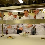 In der Küche herrscht schon Hochbetrieb. Es duftet nach süßen Petit Fours. Unter der Leitung von Pierre Gagnaire werden Gerichte ausprobiert und auf dem Teller drapiert, obwohl weder Hotel noch Restaurant eröffnet sind. Kostprobe aus der Speisekarte: "Brustfilet der Bresse-Poularde, unter der Haut mit schwarzer Trüffel gefüllt, Kastaniencréme und Sellerie" - dieses Hauptgericht kostet 60 Euro.