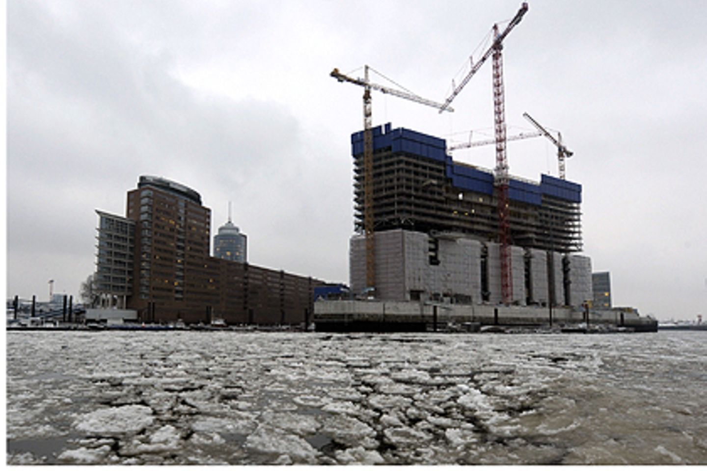 Der Bau der Elbphilharmonie am Hamburger Hafen wird die Hansestadt doppelt so viel kosten wie geplant