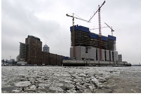 Der Bau der Elbphilharmonie am Hamburger Hafen wird die Hansestadt doppelt so viel kosten wie geplant
