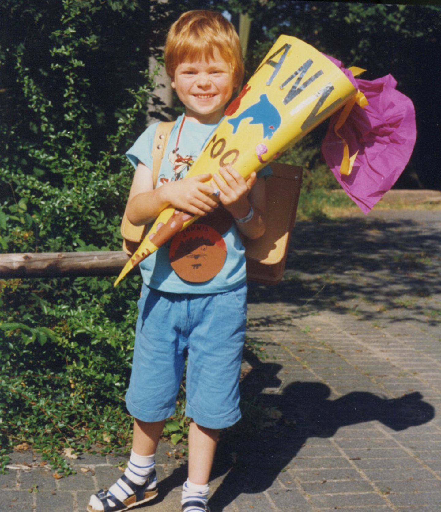 Einschulung durch die Jahrzehnte: Jannis Frech, Redakteur Digital TV, 1991 in Odenthal Ich glaube, ich habe mich damals sehr auf die Schule gefreut. Da mein Kindergarten direkt nebenan lag, war mir das Gelände auch schon angenehm vertraut. Ein unerwartetes Problem stellte die Tatsache dar, dass ich schon vor der Einschulung lesen konnte. Im Unterricht langweilte ich mich deshalb - und war entsprechend unruhig. Doch auch wenn das Lesen bestens klappte - Schönschrift habe ich dafür niemals gelernt. Und: Für die Sandalen mit Socken könnte ich meine Eltern heute noch strafend angucken. Jannis Frech, Redakteur Digital TV, 1991 in Odenthal Ich glaube, ich habe mich damals sehr auf die Schule gefreut. Da mein Kindergarten direkt nebenan lag, war mir das Gelände auch schon angenehm vertraut. Ein unerwartetes Problem stellte die Tatsache dar, dass ich schon vor der Einschulung lesen konnte. Im Unterricht langweilte ich mich deshalb - und war entsprechend unruhig. Doch auch wenn das Lesen bestens klappte - Schönschrift habe ich dafür niemals gelernt. Und: Für die Sandalen mit Socken könnte ich meine Eltern heute noch strafend angucken.