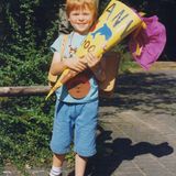 Jannis Frech, Redakteur Digital TV, 1991 in Odenthal  Ich glaube, ich habe mich damals sehr auf die Schule gefreut. Da mein Kindergarten direkt nebenan lag, war mir das Gelände auch schon angenehm vertraut. Ein unerwartetes Problem stellte die Tatsache dar, dass ich schon vor der Einschulung lesen konnte. Im Unterricht langweilte ich mich deshalb - und war entsprechend unruhig. Doch auch wenn das Lesen bestens klappte - Schönschrift habe ich dafür niemals gelernt. Und: Für die Sandalen mit Socken könnte ich meine Eltern heute noch strafend angucken.