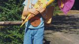 Jannis Frech, Redakteur Digital TV, 1991 in Odenthal  Ich glaube, ich habe mich damals sehr auf die Schule gefreut. Da mein Kindergarten direkt nebenan lag, war mir das Gelände auch schon angenehm vertraut. Ein unerwartetes Problem stellte die Tatsache dar, dass ich schon vor der Einschulung lesen konnte. Im Unterricht langweilte ich mich deshalb - und war entsprechend unruhig. Doch auch wenn das Lesen bestens klappte - Schönschrift habe ich dafür niemals gelernt. Und: Für die Sandalen mit Socken könnte ich meine Eltern heute noch strafend angucken.