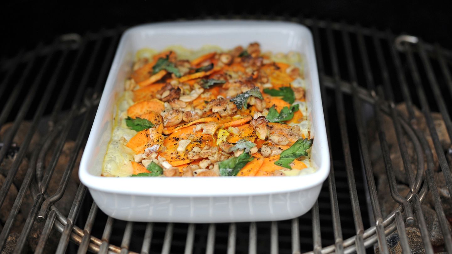 Essen ist fertig! So sollte der Süßkartoffelauflauf nach 30 bis 40 Minuten aussehen. War der Grill zu heiß, könnten die Nüsse der obersten Schicht verbrannt sein. Einfach rauspicken und gegen frische ersetzen.