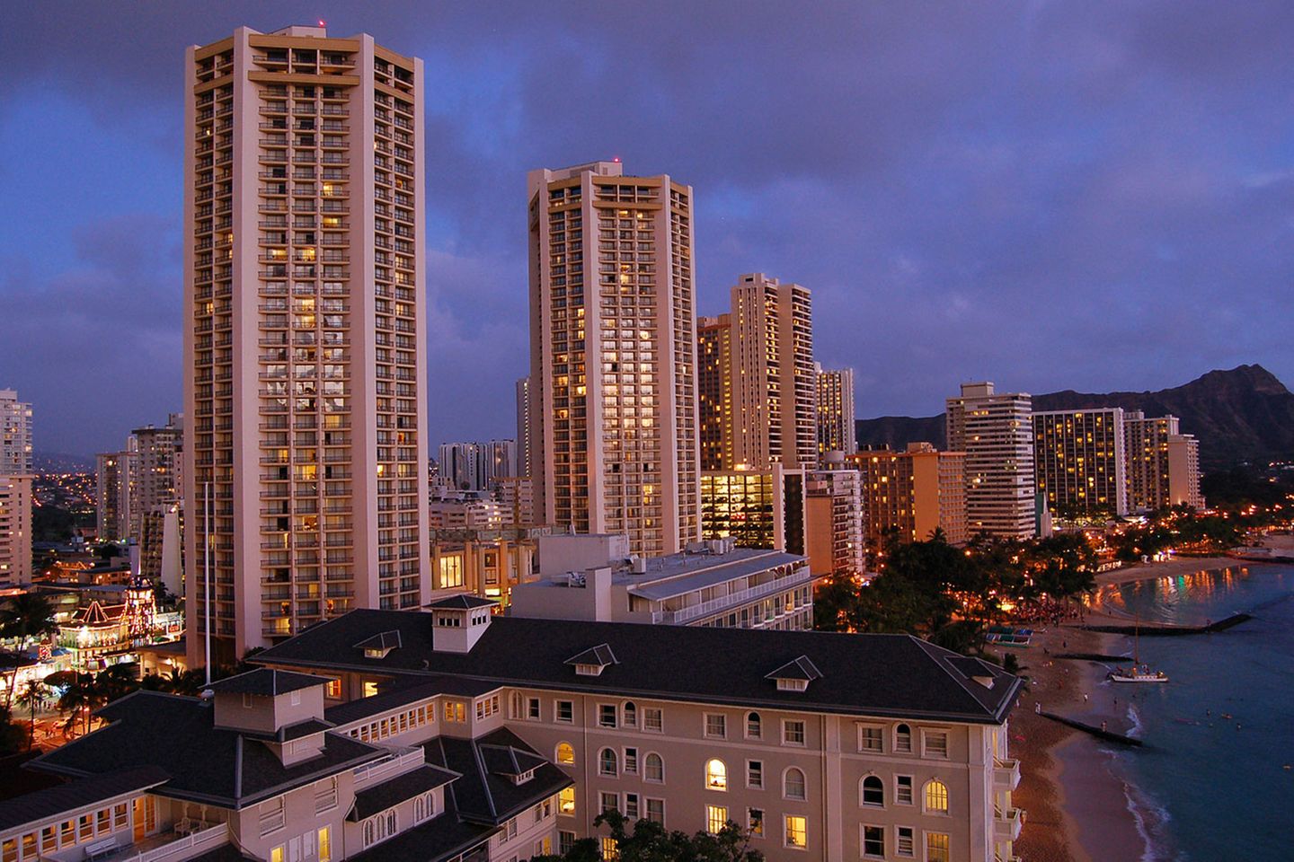 Hawaii-Inseln Oahu und Kauai: Am Strand von Waikiki Am Hausstrand von Honolulu ist der Sand weich wie Puderzucker. Die Hochhäuser überragen die Palmen um ein Vielfaches. Oahu ist nicht einmal halb so groß wie Mallorca und Honolulu seit 1959 die Hauptstadt des 50. Bundesstaates der USA. Schon Ende des 19. Jahrhunderts kamen die Schriftsteller Herman Melville, Robert Louis Stevenson und Jack London für mehrere Monate nach Hawaii. Mark Twain notierte in weiser Voraussicht: "Ich bin froh, dass wir jetzt hier sind. Denn eines Tages wird Waikiki Beach ein einziges langes Hotel sein." Am Strand von Waikiki Am Hausstrand von Honolulu ist der Sand weich wie Puderzucker. Die Hochhäuser überragen die Palmen um ein Vielfaches. Oahu ist nicht einmal halb so groß wie Mallorca und Honolulu seit 1959 die Hauptstadt des 50. Bundesstaates der USA. Schon Ende des 19. Jahrhunderts kamen die Schriftsteller Herman Melville, Robert Louis Stevenson und Jack London für mehrere Monate nach Hawaii. Mark Twain notierte in weiser Voraussicht: "Ich bin froh, dass wir jetzt hier sind. Denn eines Tages wird Waikiki Beach ein einziges langes Hotel sein."