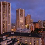 Am Strand von Waikiki  Am Hausstrand von Honolulu ist der Sand weich wie Puderzucker. Die Hochhäuser überragen die Palmen um ein Vielfaches. Oahu ist nicht einmal halb so groß wie Mallorca und Honolulu seit 1959 die Hauptstadt des 50. Bundesstaates der USA. Schon Ende des 19. Jahrhunderts kamen die Schriftsteller Herman Melville, Robert Louis Stevenson und Jack London für mehrere Monate nach Hawaii. Mark Twain notierte in weiser Voraussicht: "Ich bin froh, dass wir jetzt hier sind. Denn eines Tages wird Waikiki Beach ein einziges langes Hotel sein."