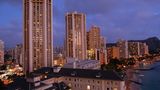 Am Strand von Waikiki  Am Hausstrand von Honolulu ist der Sand weich wie Puderzucker. Die Hochhäuser überragen die Palmen um ein Vielfaches. Oahu ist nicht einmal halb so groß wie Mallorca und Honolulu seit 1959 die Hauptstadt des 50. Bundesstaates der USA. Schon Ende des 19. Jahrhunderts kamen die Schriftsteller Herman Melville, Robert Louis Stevenson und Jack London für mehrere Monate nach Hawaii. Mark Twain notierte in weiser Voraussicht: "Ich bin froh, dass wir jetzt hier sind. Denn eines Tages wird Waikiki Beach ein einziges langes Hotel sein."