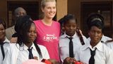 Toni Garrn mit angehenden Lehrerinnen aus dem "Plan International"-Projekt, das sie unterstützt. Sie war im Juni eine Woche vor Ort.