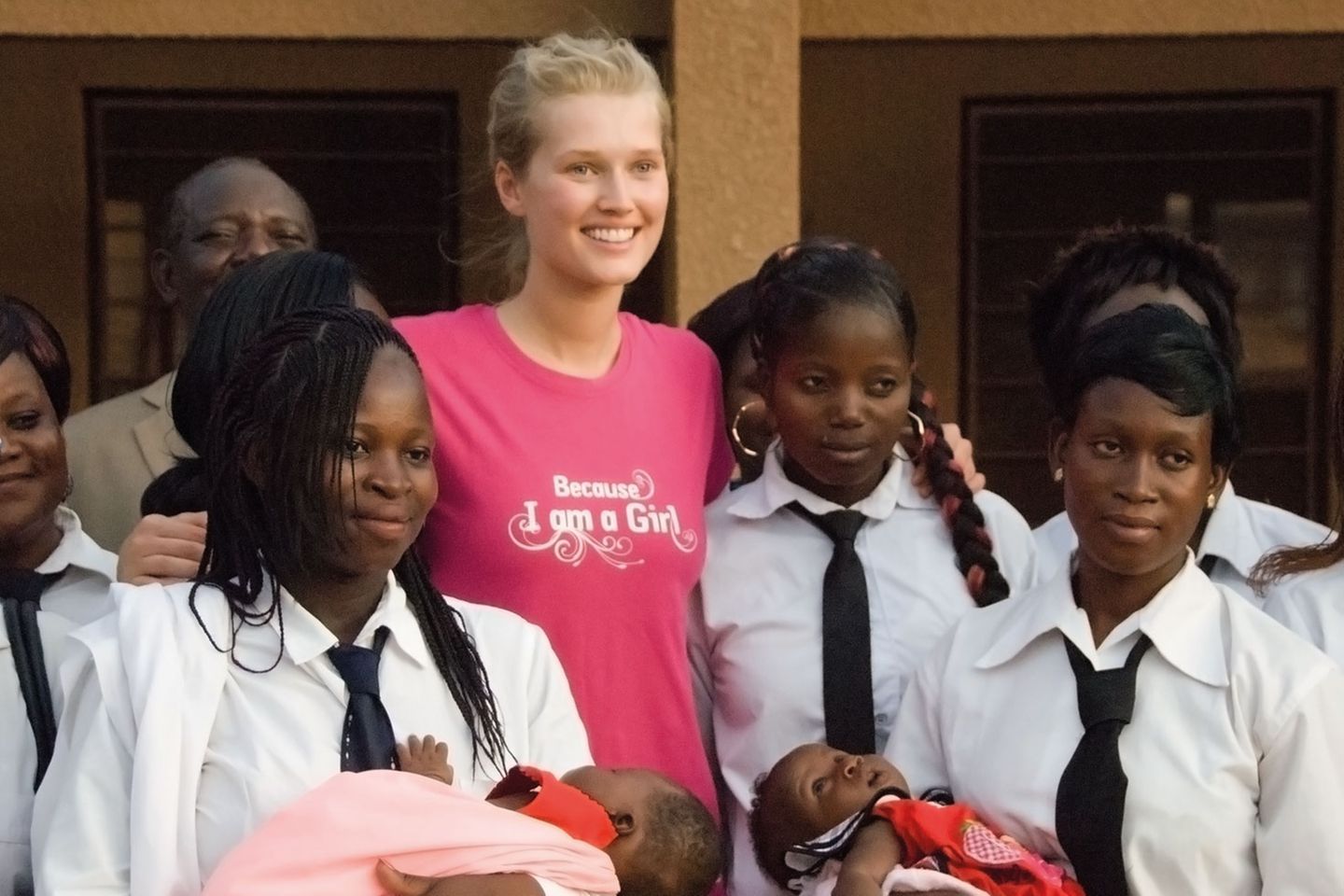 Toni Garrn mit angehenden Lehrerinnen aus dem "Plan International"-Projekt, das sie unterstützt. Sie war im Juni eine Woche vor Ort.