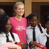 Toni Garrn mit angehenden Lehrerinnen aus dem "Plan International"-Projekt, das sie unterstützt. Sie war im Juni eine Woche vor Ort.