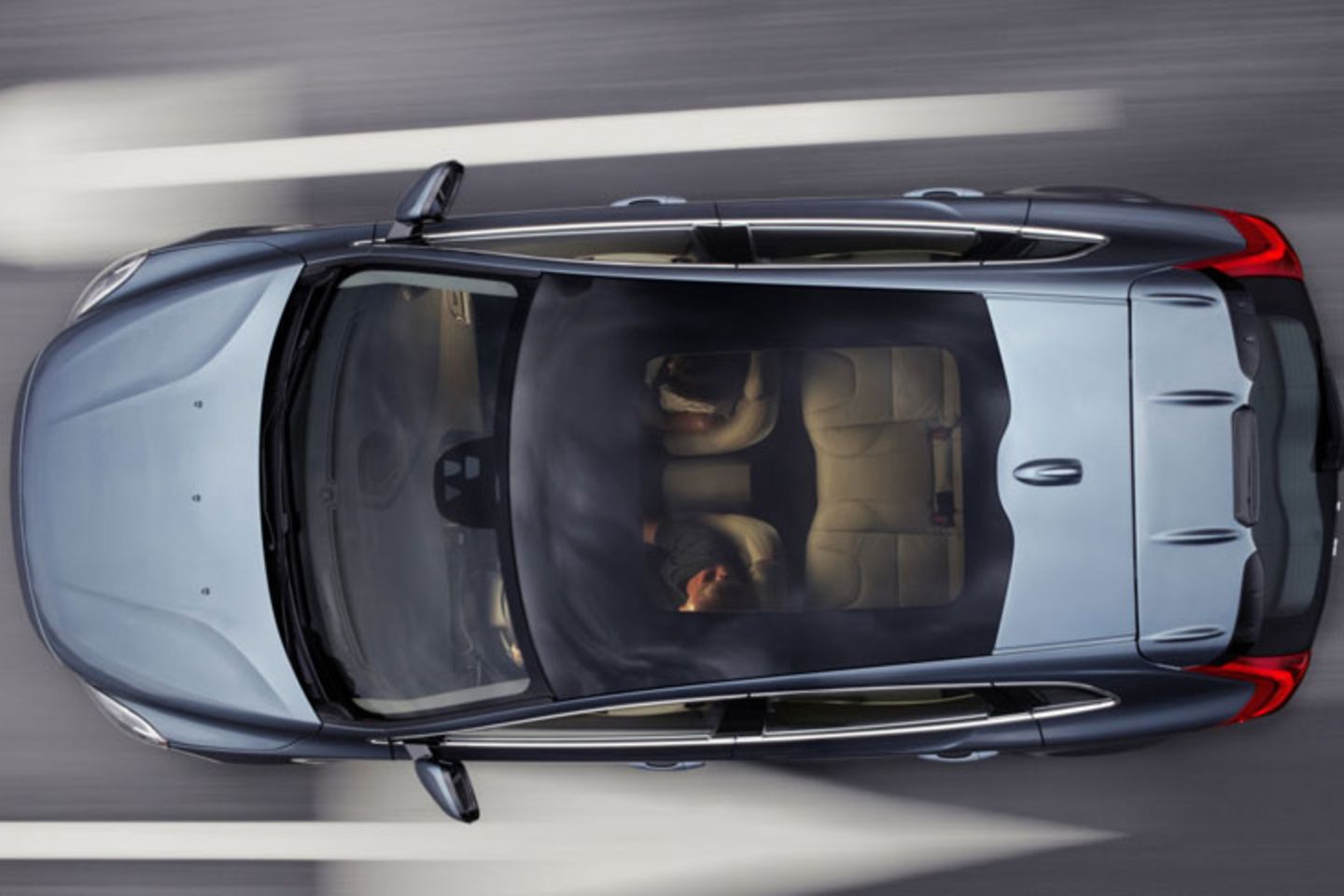 Während die schwebend wirkende Mittelkonsole mit ihrer zentralen Bedieneinheit schon fast zur Tradition des Hauses gehört, betritt Volvo bei der Cockpitgestaltung Neuland. Die Instrumenten-Skalen sind nicht fest vorgegeben, sondern lassen sich "personalisieren"