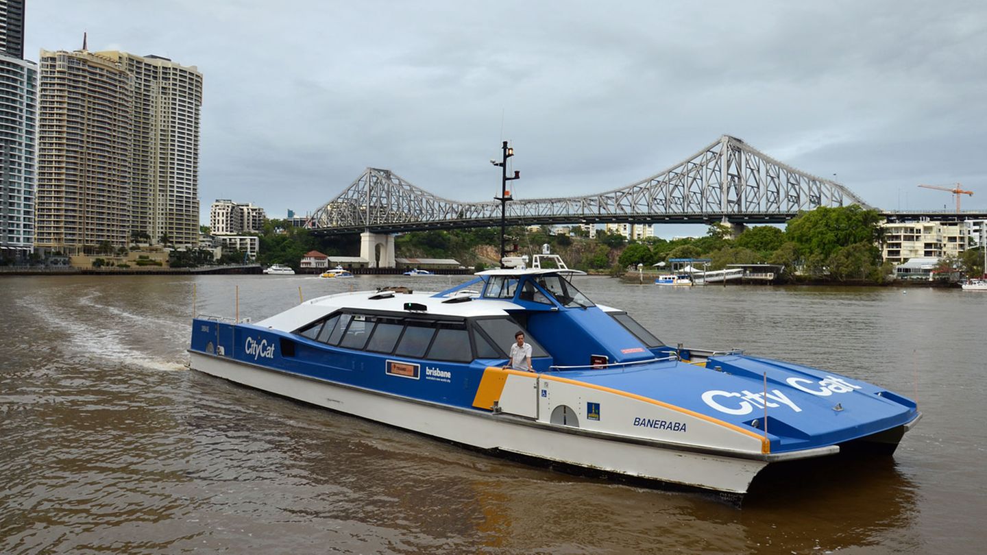 Bootsfahrt statt Bus: City Cat  Durch die Metropole mäandert in großen Schleifen der Brisbane River. Der breite Fluss sorgt nicht nur regelmäßig für Überschwemmungen, wenn es im Hinterland von Queensland heftig regnet und durch Ostwind die Wassermassen nicht abfließen können, sondern auch für eine perfekte Infrastruktur, mit der man am Stau vorbei von einem Stadtteil zum anderen gelangt: Zwischen University of Queensland und Northshore Hamilton steuern die schnellen "City Cats" 24 Haltepunkte an. Kostenlos und gemächlicher sind die roten "City Hopper" - sie verkehren im 30-Minuten-Takt zwischen North Quay und Sydney Street.  www.brisbane.qld.gov.au