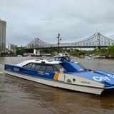 Bootsfahrt statt Bus: City Cat  Durch die Metropole mäandert in großen Schleifen der Brisbane River. Der breite Fluss sorgt nicht nur regelmäßig für Überschwemmungen, wenn es im Hinterland von Queensland heftig regnet und durch Ostwind die Wassermassen nicht abfließen können, sondern auch für eine perfekte Infrastruktur, mit der man am Stau vorbei von einem Stadtteil zum anderen gelangt: Zwischen University of Queensland und Northshore Hamilton steuern die schnellen "City Cats" 24 Haltepunkte an. Kostenlos und gemächlicher sind die roten "City Hopper" - sie verkehren im 30-Minuten-Takt zwischen North Quay und Sydney Street.  www.brisbane.qld.gov.au