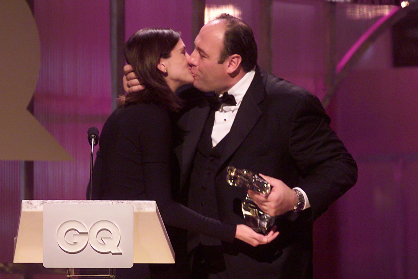 Für den Erfolg der "Sopranos" erhielt Gandolfini Preise en masse. Drei Mal gewann er den Emmy als herausragender Hauptdarsteller einer Fernsehserie, ein Mal den Golden Globe in der Kategorie Bester Darsteller. 2000 überreichte ihm Julia Roberts den Television Drama Award bei den "GQ 'Men of the Year' Awards".