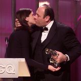 Für den Erfolg der "Sopranos" erhielt Gandolfini Preise en masse. Drei Mal gewann er den Emmy als herausragender Hauptdarsteller einer Fernsehserie, ein Mal den Golden Globe in der Kategorie Bester Darsteller. 2000 überreichte ihm Julia Roberts den Television Drama Award bei den "GQ 'Men of the Year' Awards".
