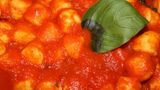 Gnocchi  Donnerstags gibt es Klöße in Rom. So steht es fest in der traditionell römischen Küche. Gnocchi del giovedi sind nach wie vor sehr beliebt in der Hauptstadt. Eigentlich bestehen sie aus Kartoffeln, die römischen Gnocchi werde aber oft aus Grieß zubereitet.
